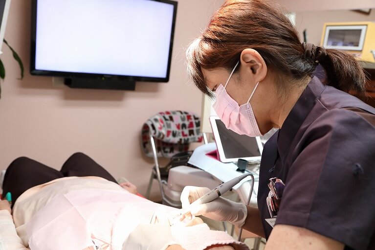 歯石とり・歯石除去などの歯のクリーニングを行う桂駅の岩崎歯科医院